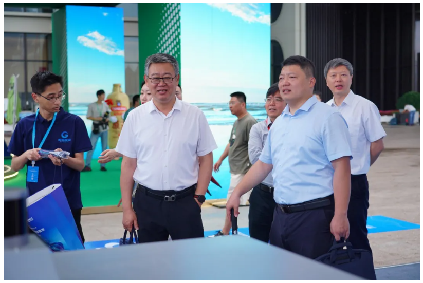 青島市委常委、副市長(zhǎng)王波等領(lǐng)導(dǎo)嘉賓參觀文達(dá)通AI無人清掃車